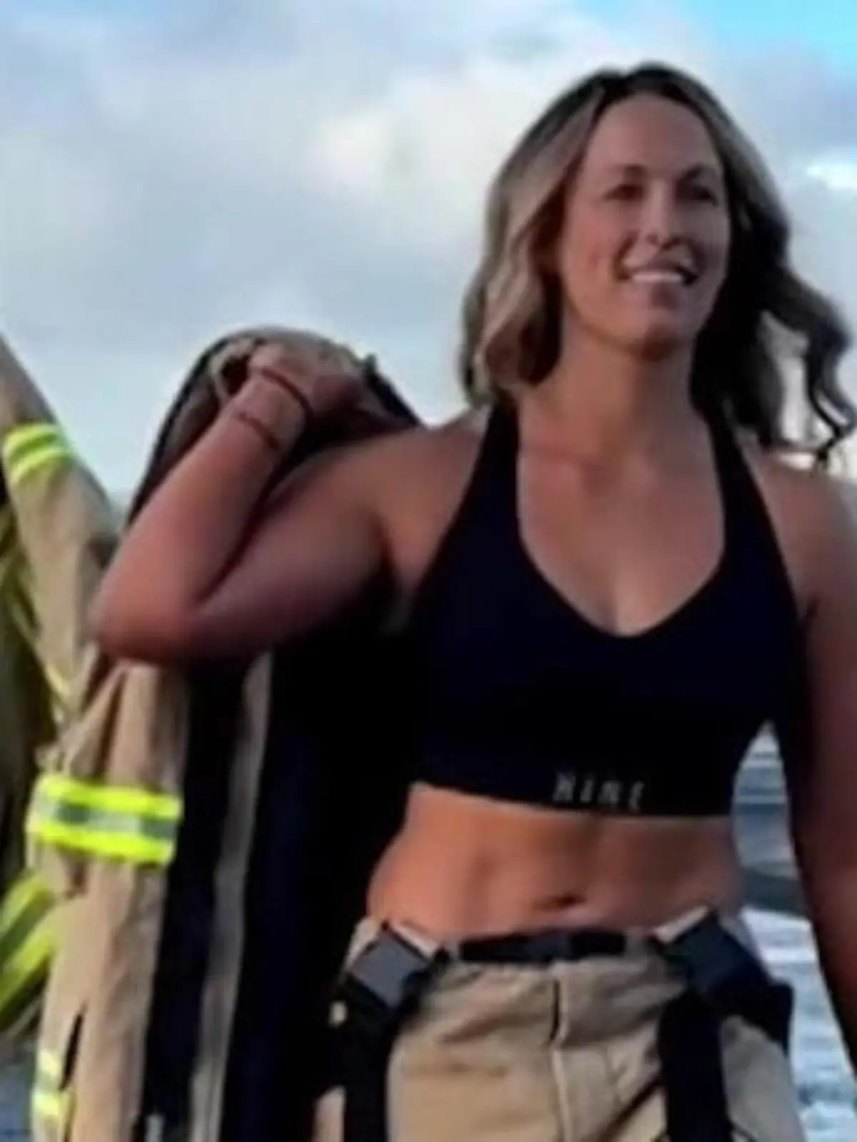 Bild zu: "Brandheißes erstes Mal! Sexy Feuerwehrfrauen ziehen sich für diesen Zweck aus"
