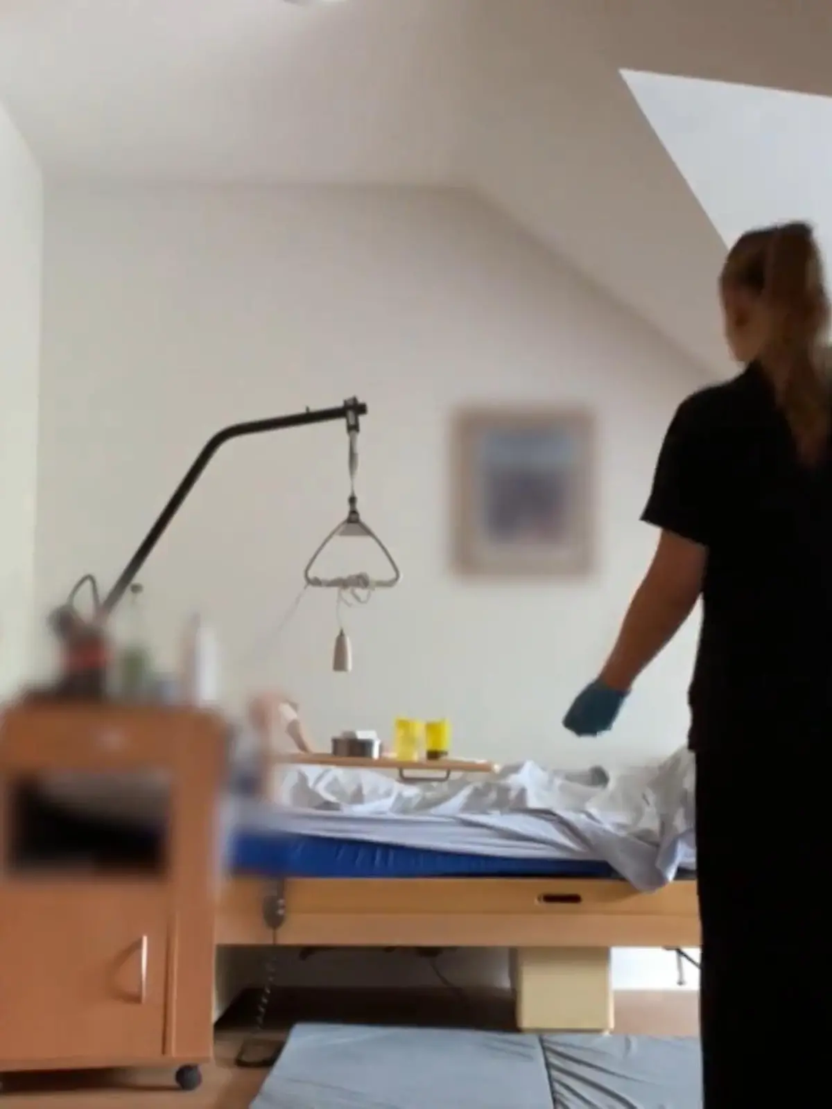 Bild zu: "Bewohner wird kaum mehr aus dem Bett geholt! Wie sehr vereinsamen die Menschen in diesem Pflegeheim?"