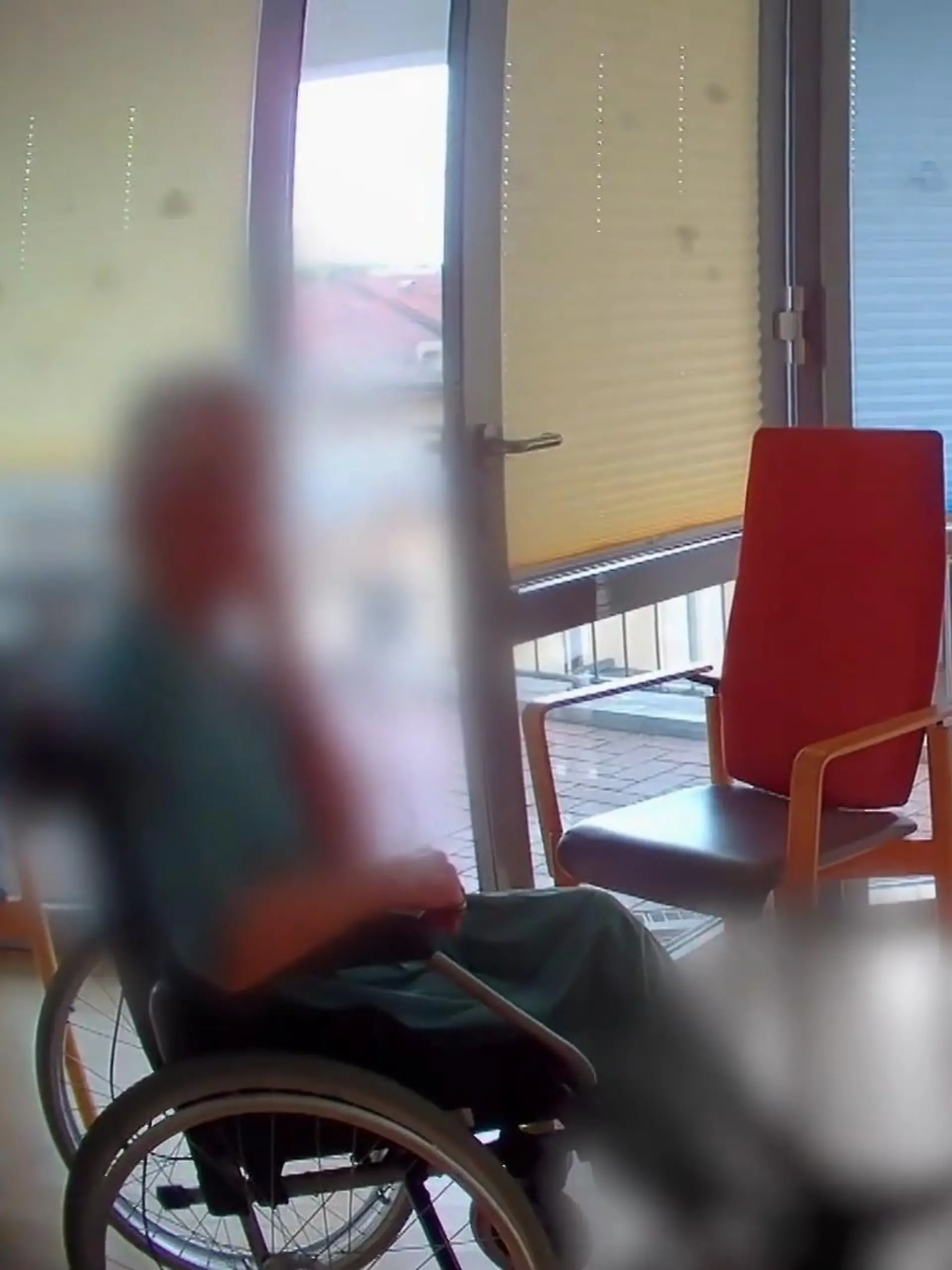 Bild zu: "„Das ist keine Pflege – es geht ums Herz und die Seele!“ Heimbewohnerin bricht in Tränen aus"