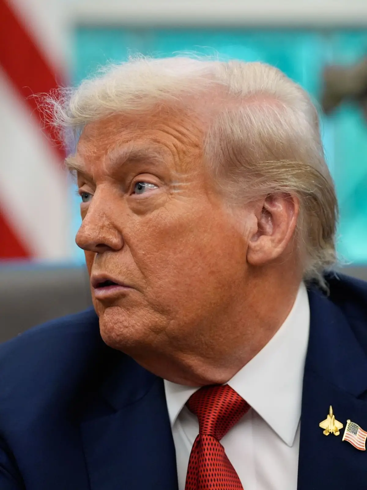 Bild zu: "„King Trump“ wirft braunen Dreck auf Demonstranten – und feiert es "