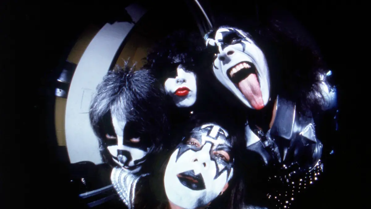 Gene Simmons,, Ace Frehley, Peter Criss und Paul Stanley der Band Kiss im Jahr 1977.