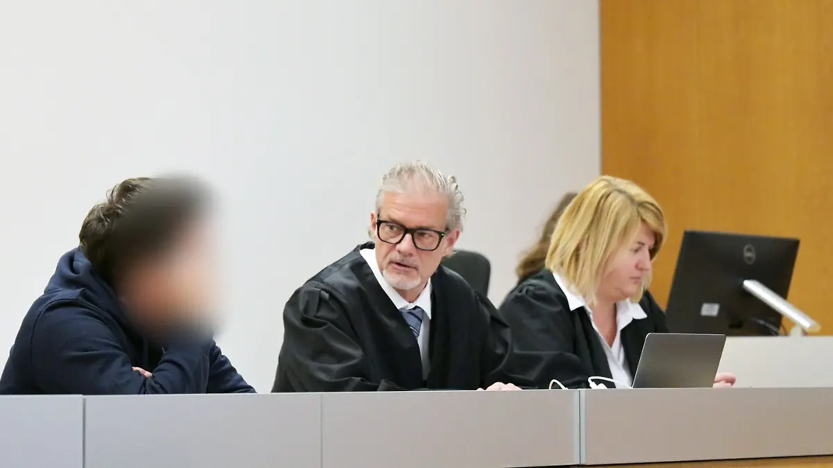 Der Angeklagte (l-r) sitzt neben seinen Verteidigern Moritz Bode und Anna Stahn. Der Angeklagte soll mehreren Patienten ohne Notwendigkeit u.a. Insulin verabreicht haben, eine Seniorin starb.