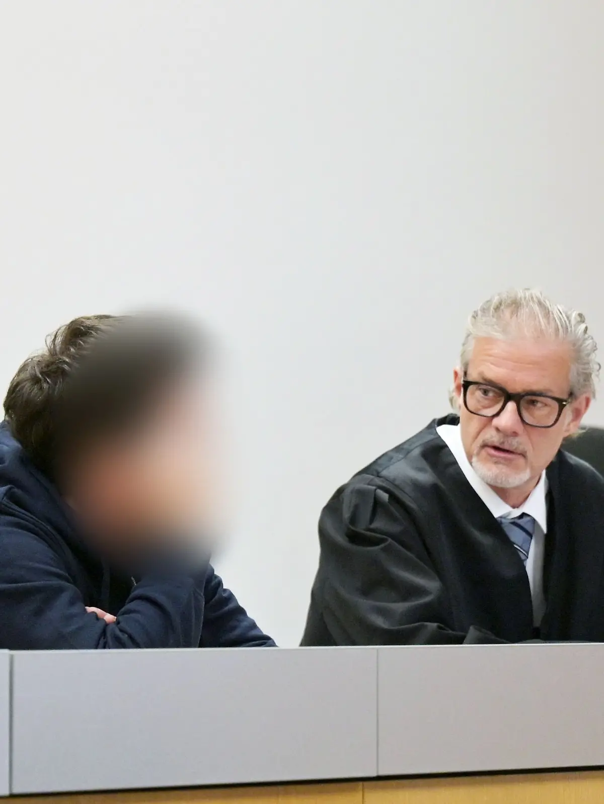 Der Angeklagte (l-r) sitzt neben seinen Verteidigern Moritz Bode und Anna Stahn. Der Angeklagte soll mehreren Patienten ohne Notwendigkeit u.a. Insulin verabreicht haben, eine Seniorin starb. 
