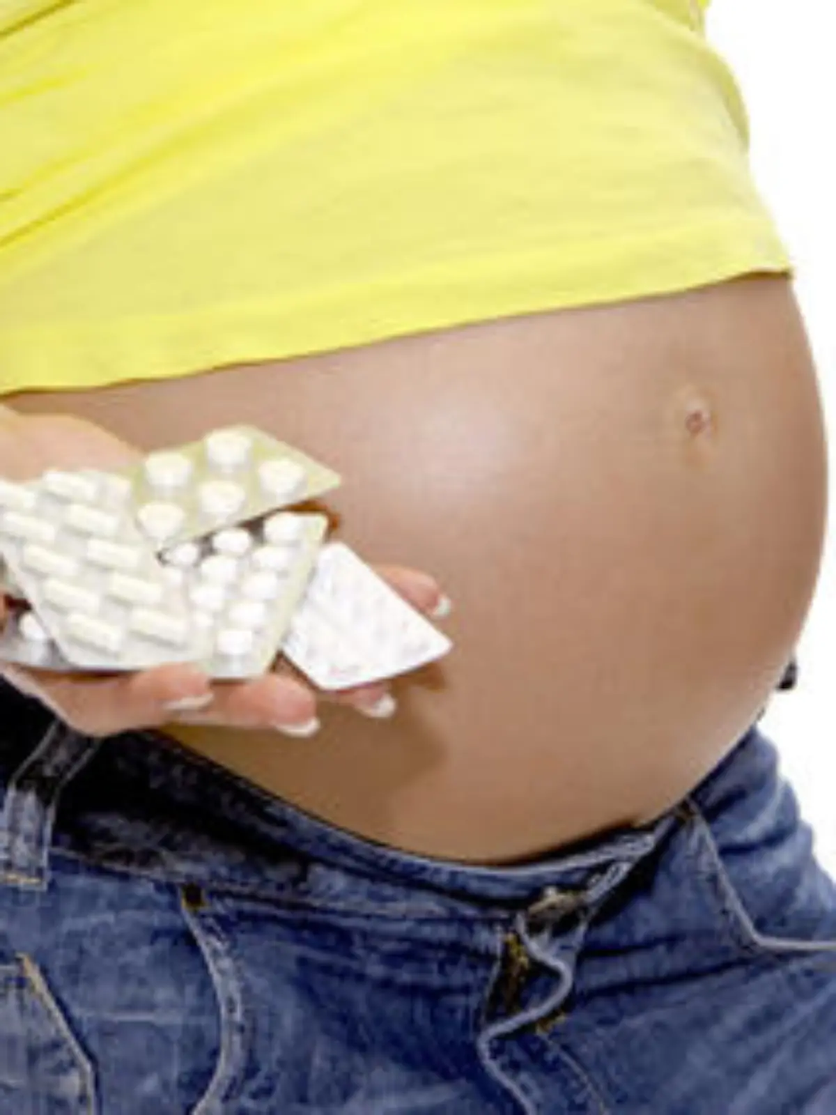 Schwangere Frau mit verschiedenen Medikamenten, Tabletten (model-release liegt vor)