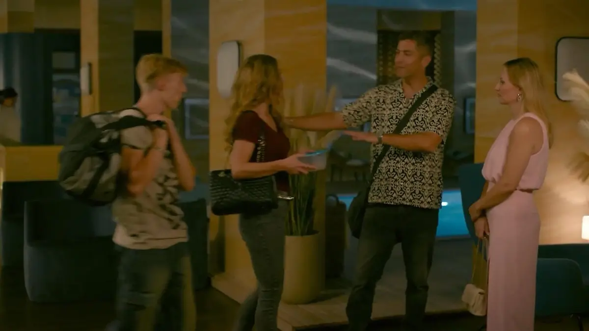 AWZ-Folge vom 22.10.25 auf RTL+: Isabelle glaubt, dass zwischen Dragan und  Peggy etwas läuft