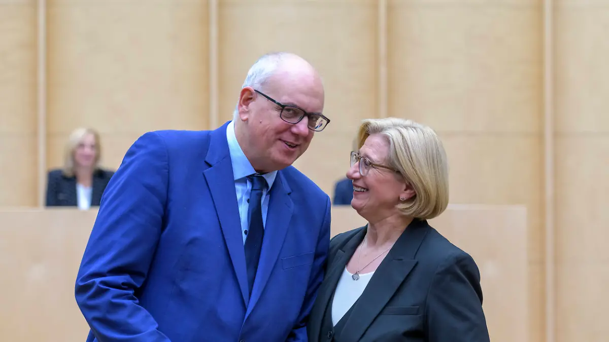Wahl Andreas Bovenschulte Anke Rehlinger EUR, Deutschland, Berlin, 17.10.2025: In seiner Plenarsitzung wählt der Bundesrat den Bürgermeister und Präsidenten des Senats der Freien Hansestadt Bremen Andreas Bovenschulte SPD zu seinem neuen Präsidenten. Er tritt sein Amt zum 1. November an. *** Election Andreas Bovenschulte Anke Rehlinger EUR, Germany, Berlin, 17 10 2025 In its plenary session, the Bundesrat elects the Mayor and President of the Senate of the Free Hanseatic City of Bremen Andreas Bovenschulte SPD as its new President He takes office on November 1