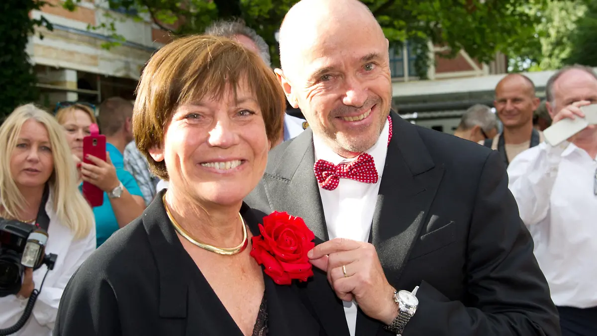 ARCHIV - 25.07.2015, Bayern, Bayreuth: Die früheren Skirennläufer Rosi Mittermaier und Christian Neureuther, lächeln bei der Eröffnung der 104. Bayreuther Festspiele. (zu dpa: «Skiverband würdigt Mittermaier: «Außergewöhnliche Persönlichkeit»») Foto: Tobias Hase/dpa +++ dpa-Bildfunk +++
