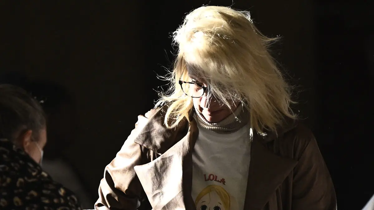 Die Mutter von Lola trifft vor dem Landgericht zum Prozess gegen eine Frau ein, die das damals zwölfjährige Mädchen im Jahr 2022 vergewaltigt, gefoltert und getötet haben soll.