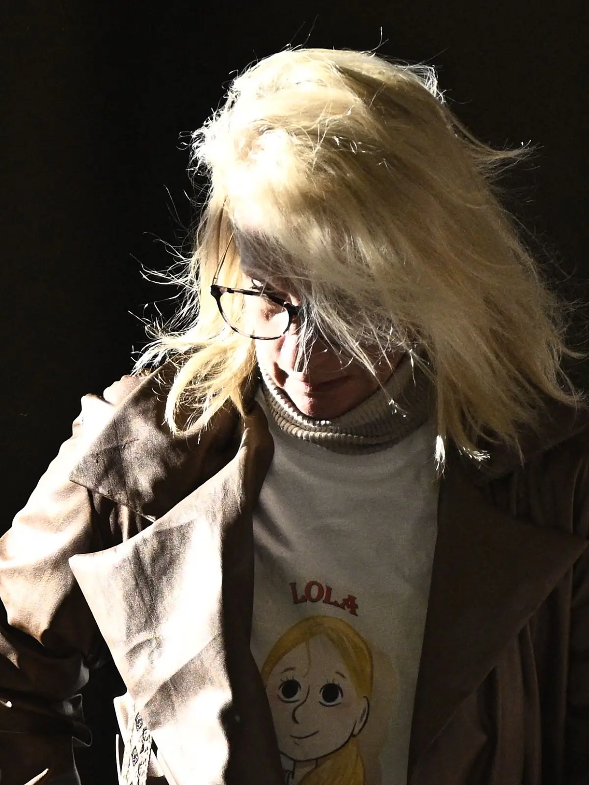 Die Mutter von Lola trifft vor dem Landgericht zum Prozess gegen eine Frau ein, die das damals zwölfjährige Mädchen im Jahr 2022 vergewaltigt, gefoltert und getötet haben soll. 