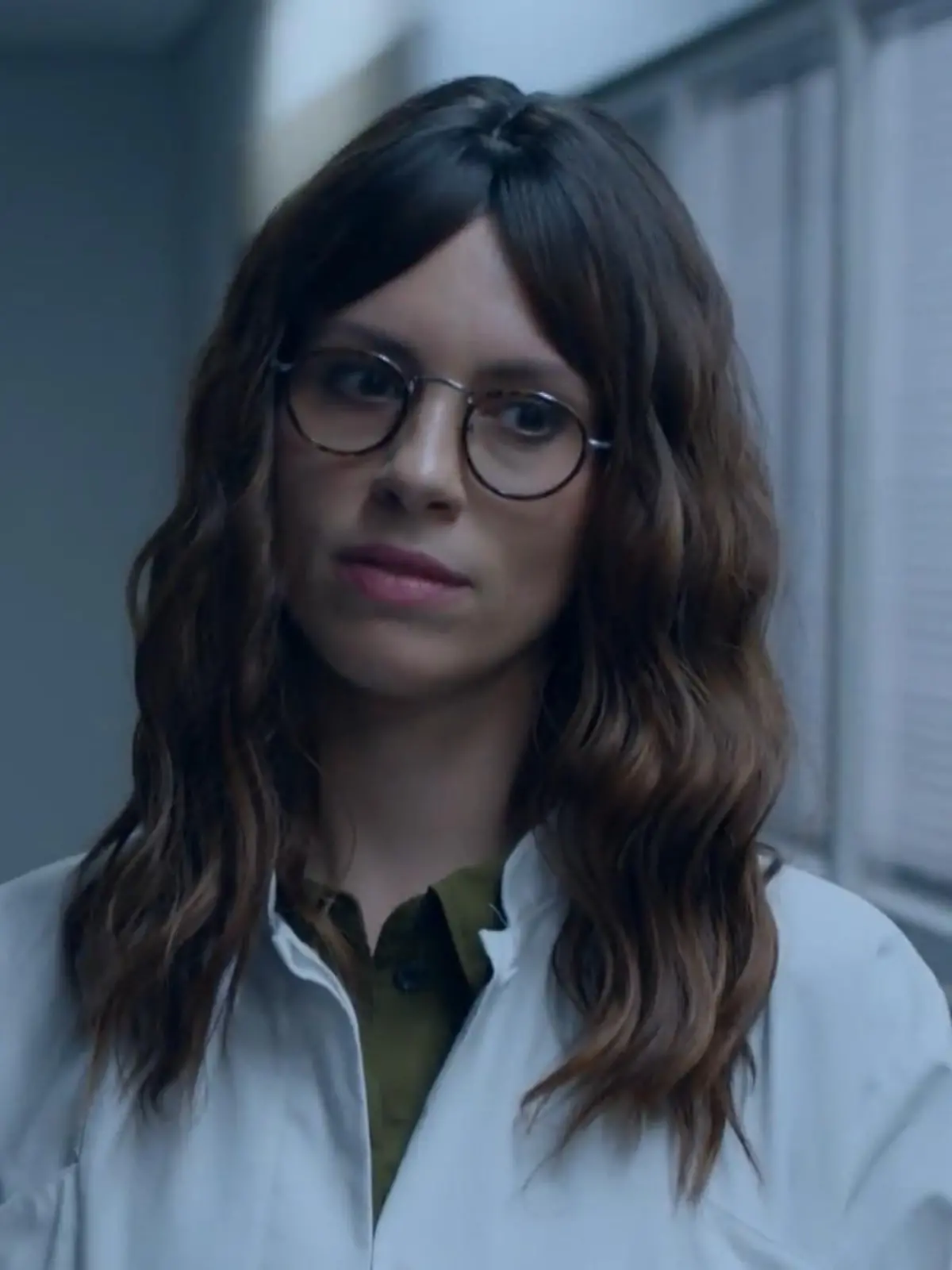 Zoe als Pathologin getarnt.