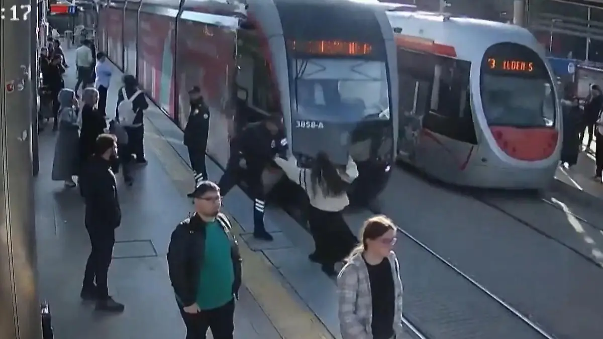 Sicherheitsmann rettet Frau das Leben! Darum brachte sie sich nichtsahnend in Gefahr Plötzlich geht sie einfach auf die Gleise zu