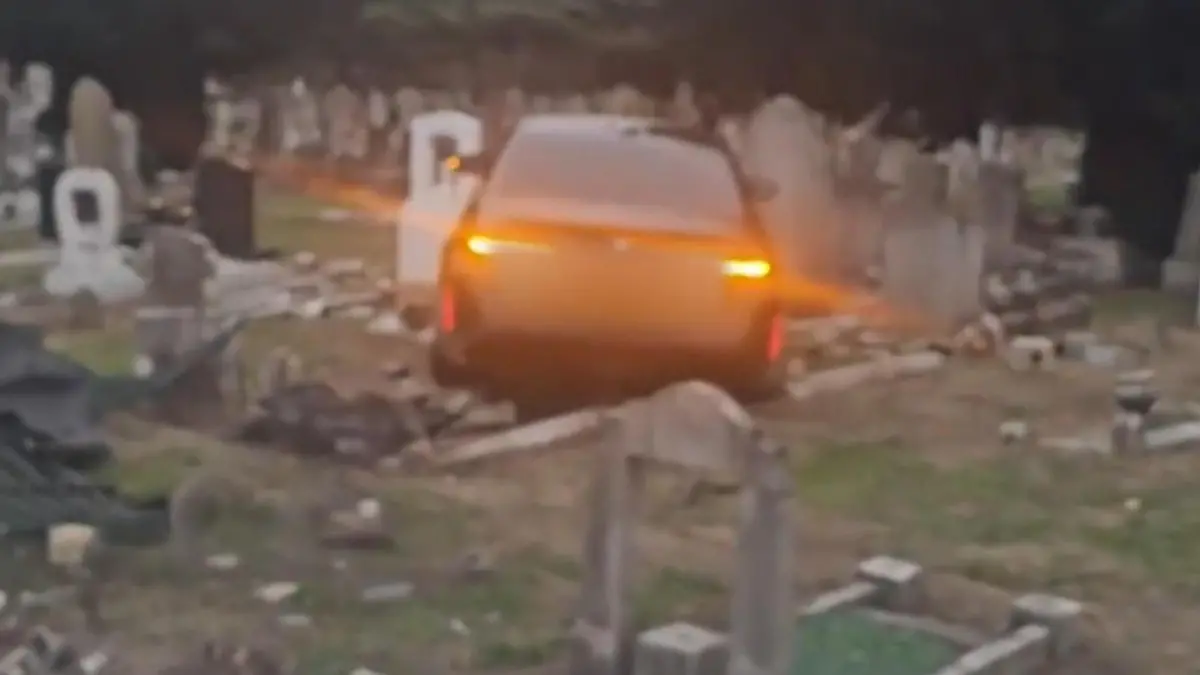 Ruhe der Liebsten gestört! Auto kracht auf Friedhof – und zertrümmert Gräber Zerstörungsfahrt in London