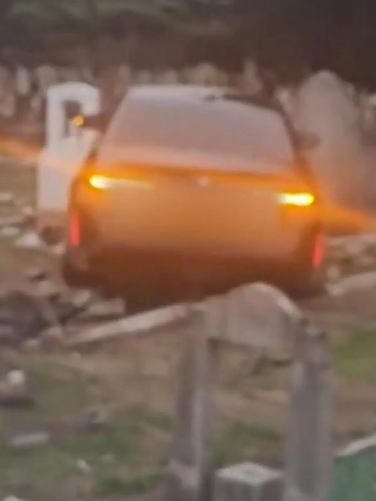 Bild zu: "Ruhe der Liebsten gestört! Auto kracht auf Friedhof – und zertrümmert Gräber"