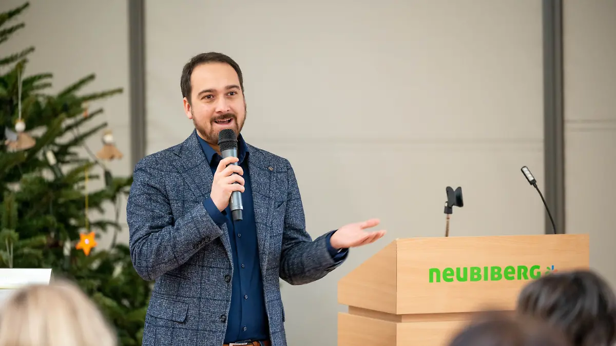 Neubiberg Bürgermeister Thomas Pardeller begrüßt am Freitag, den 9. Dezember 2022 Gäste bei der Ernennung der Grundschule in Unterbiberg (Oberbayern) zur Sportgrundschule.