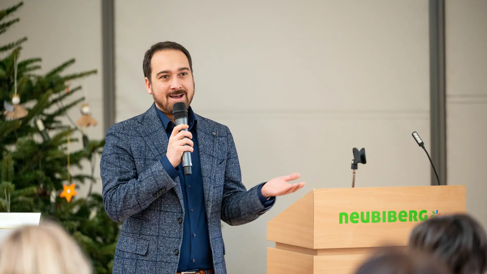 Neubiberg Bürgermeister Thomas Pardeller begrüßt am Freitag, den 9. Dezember 2022 Gäste bei der Ernennung der Grundschule in Unterbiberg (Oberbayern) zur Sportgrundschule.