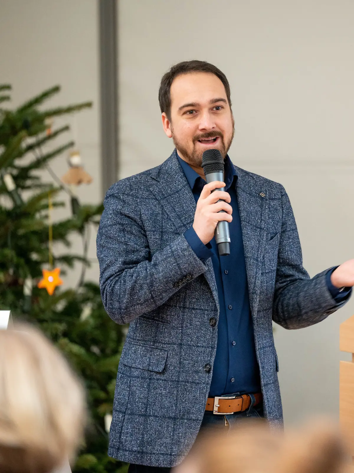 Neubiberg Bürgermeister Thomas Pardeller begrüßt am Freitag, den 9. Dezember 2022 Gäste bei der Ernennung der Grundschule in Unterbiberg (Oberbayern) zur Sportgrundschule.