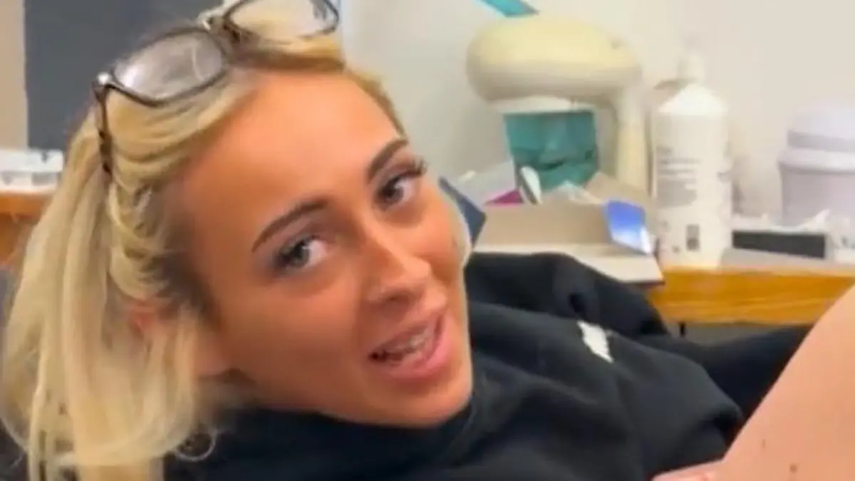 Nach Trennung vom Ex! Katie bessert Tattoo-Liebesbeweis aus - mit Airline-Namen Not macht erfinderisch?