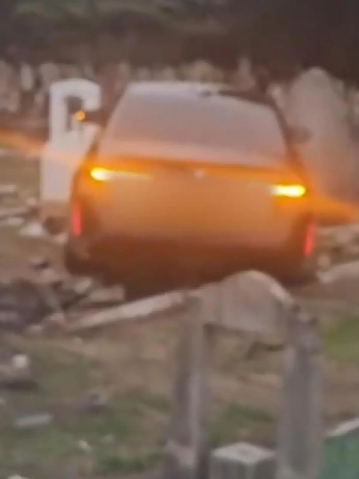 Auto auf Friedhof