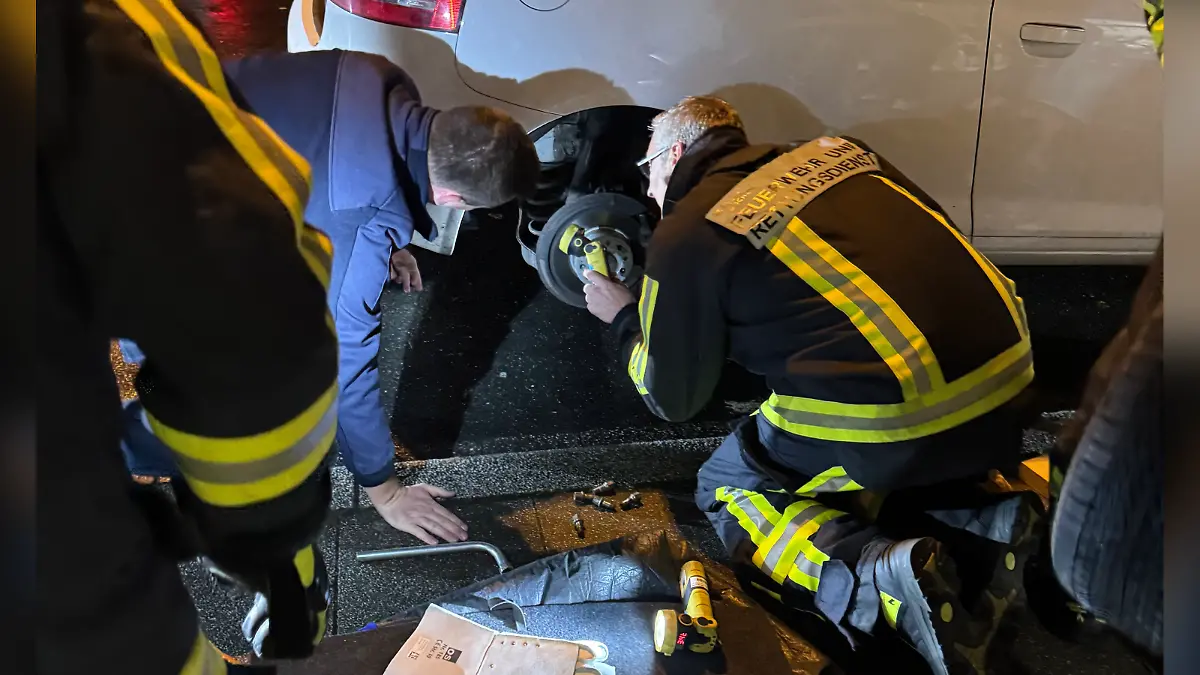 Die Einsatzkräfte müssen ordentlich schrauben, um die Katze zu befreien