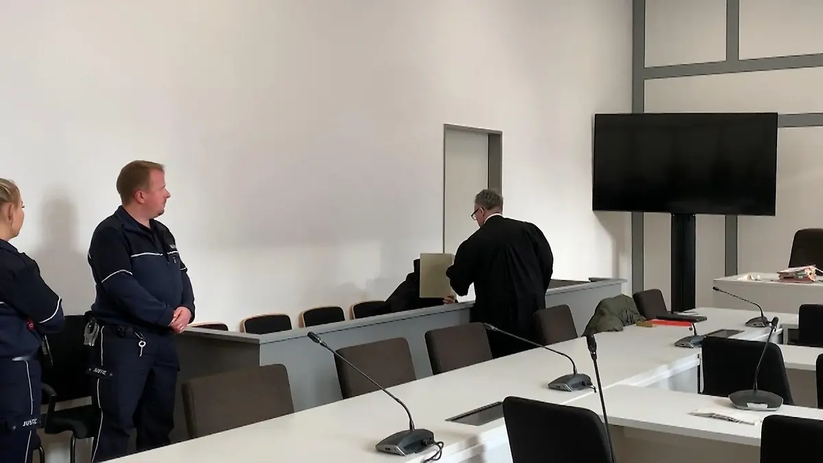 Pädophiler nach Falle vor Gericht Details aus Chat vorgelesen