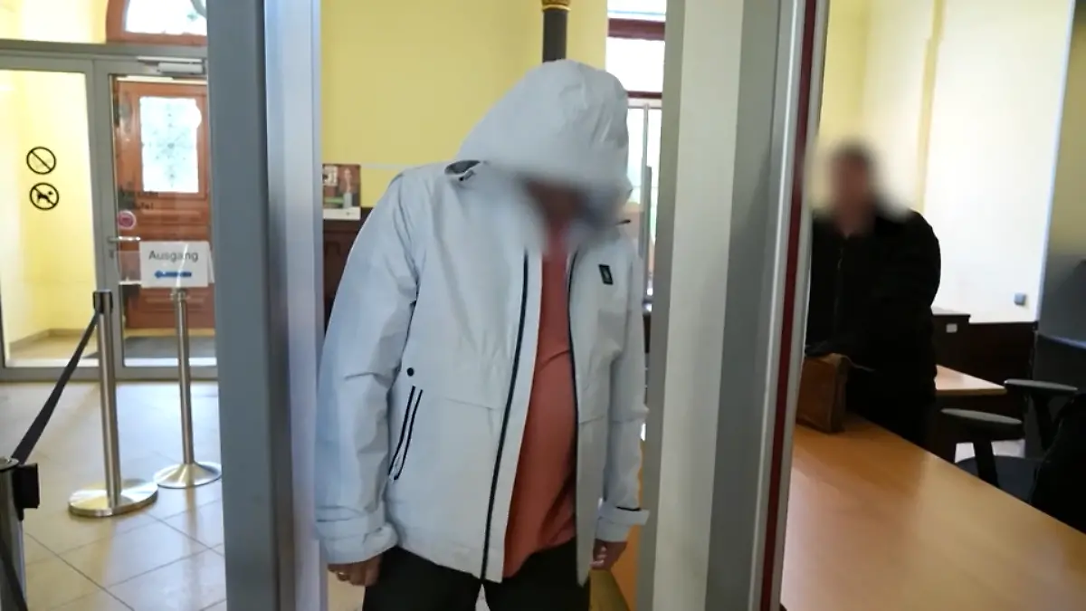 Der ehemalige Gymnasiallehrer auf dem Weg in den Gerichtssaal