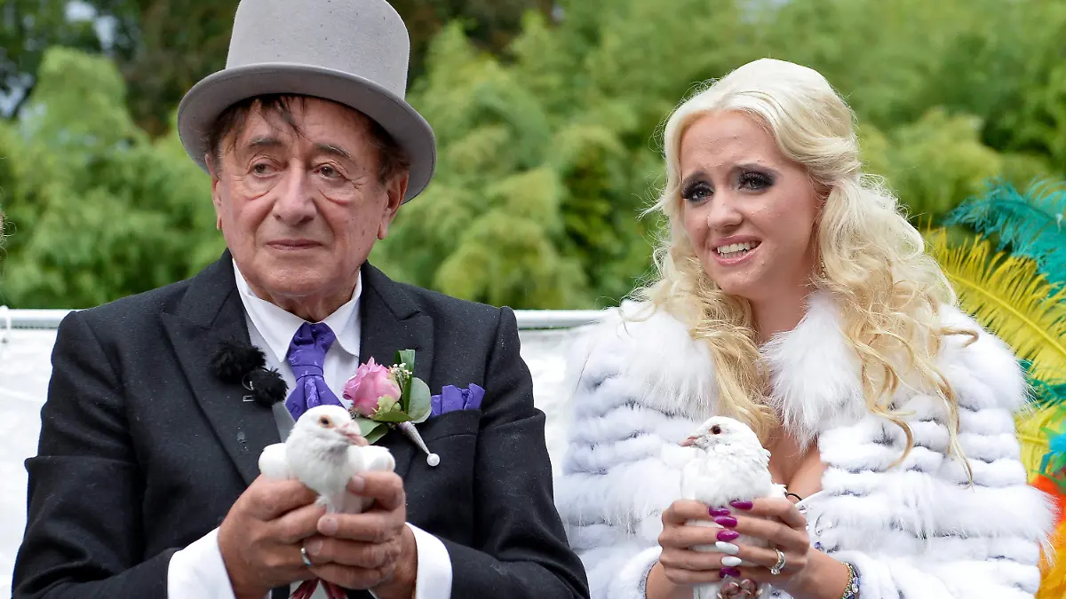 epa04399151 Austrian entrepreneur Richard Lugner (L) and Cathy Schmitz (R) hold white pigeons during their wedding reception at Liechtenstein palace in Vienna, Austria, 13 September 2014. This is Lugner's fifth marriage. EPA/HERBERT NEUBAUER +++(c) dpa - Bildfunk+++