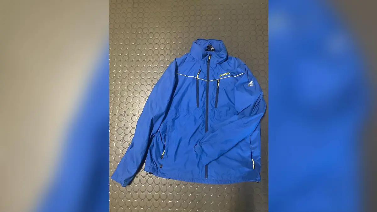 Diese Jacke wurde nach dem Einbruch in der Kita Uschlag in Staufenberg entdeckt. Wer erkennt sie wieder?