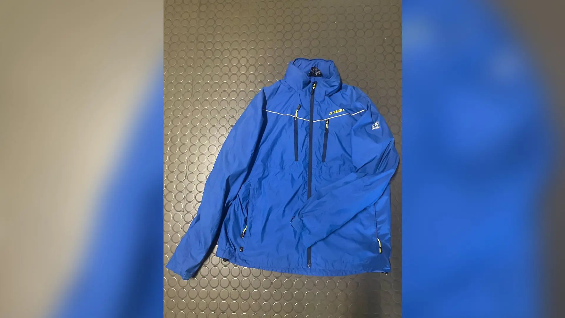 Diese Jacke wurde nach dem Einbruch in der Kita Uschlag in Staufenberg entdeckt. Wer erkennt sie wieder?