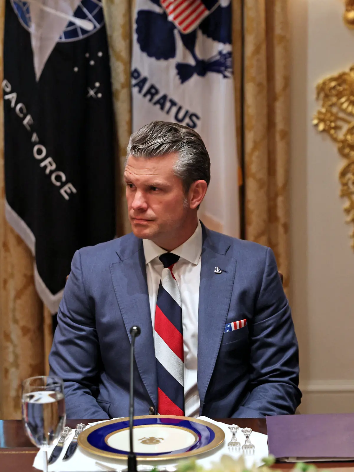 Pete Hegseth mit seiner ungewöhnlichen Accessoire-Wahl     