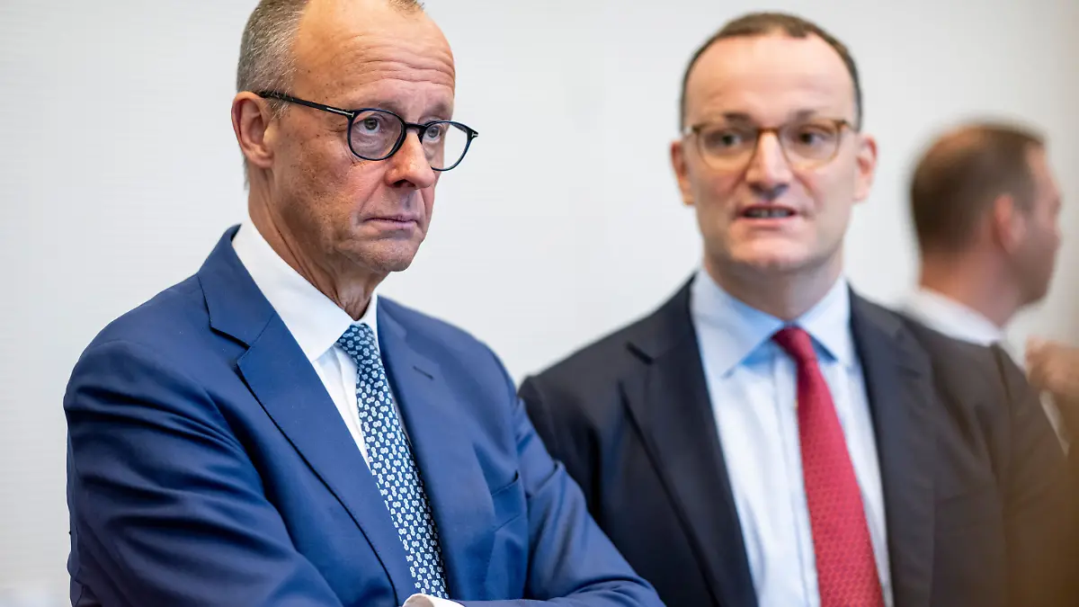 Fraktionschef Jens Spahn (rechts) mit Bundeskanzler Merz