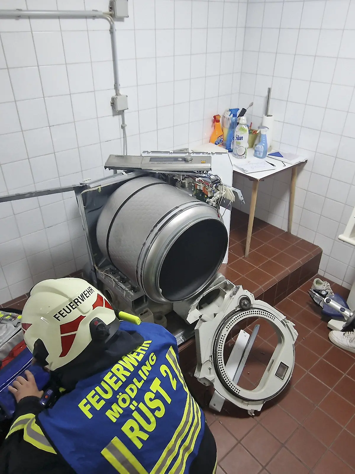 Mädchen aus Wäschetrockner gerettet