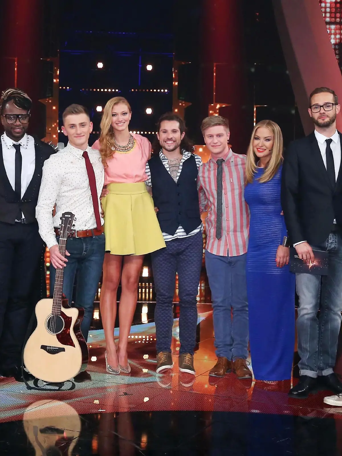 Diese vier Talente sind im Halbfinale von "Rising Star". Die Jurymitglieder Joy Denalane (l.), Anastacia (M.), Gentleman (2.v.r.) und Sasha (r.) gratulieren zusammen mit Moderator Rainer Maria Jilg (3.v.r.)          Verwendung der Bilder für Online-Medien ausschließlich mit folgender Verlinkung: "Alle Infos zu "Rising Star" im Special bei RTL.de: http://www.rtl.de/cms/sendungen/show/rising-star.html