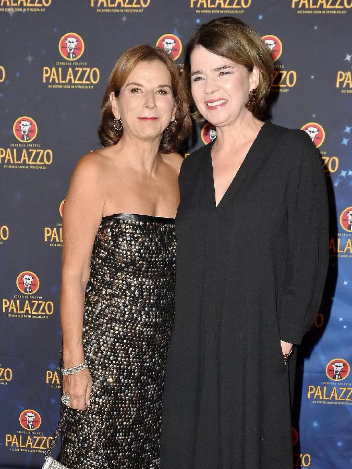 Susanne Daubner und Claudia Obert treffen sich zu gemeinsamen Abendessen.