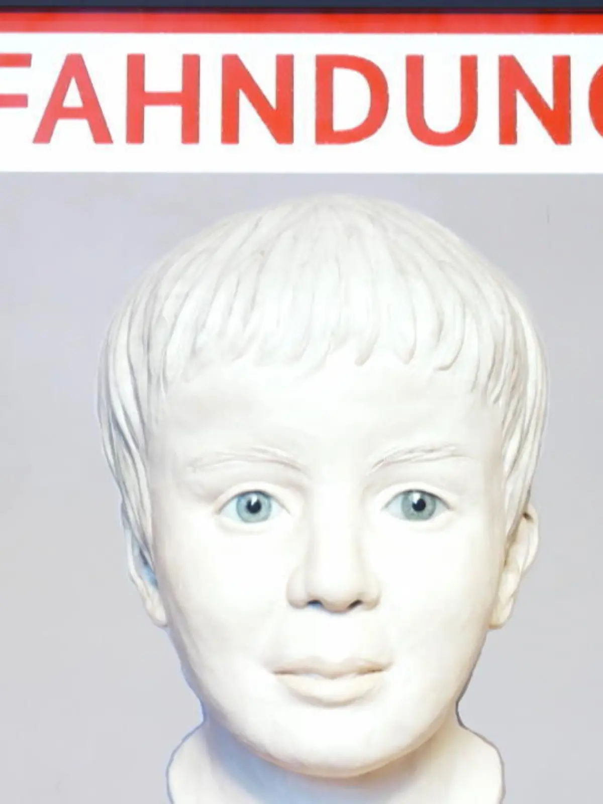 Seit Monaten tappt die Polizei im Dunkeln: Wer ist der tote Junge, der im Mai bei Ingolstadt in der Donau gefunden wurde? Eine Ausstrahlung in der TV-Sendung "Aktenzeichen XY" und eine Rekonstruktion des Gesichts des Jungen brachten bislang keinen Durchbruch. Am Donnerstag startet eine bundesweite Plakatkampagne, von der sich die Ermittler Hinweise aus der Bevölkerung erhoffen. Profiler Axel Petermann erklärt im RTL-Interview, weshalb der Täter wohl nichts so sehr fürchtet wie eine Identifizierung des Kindes.