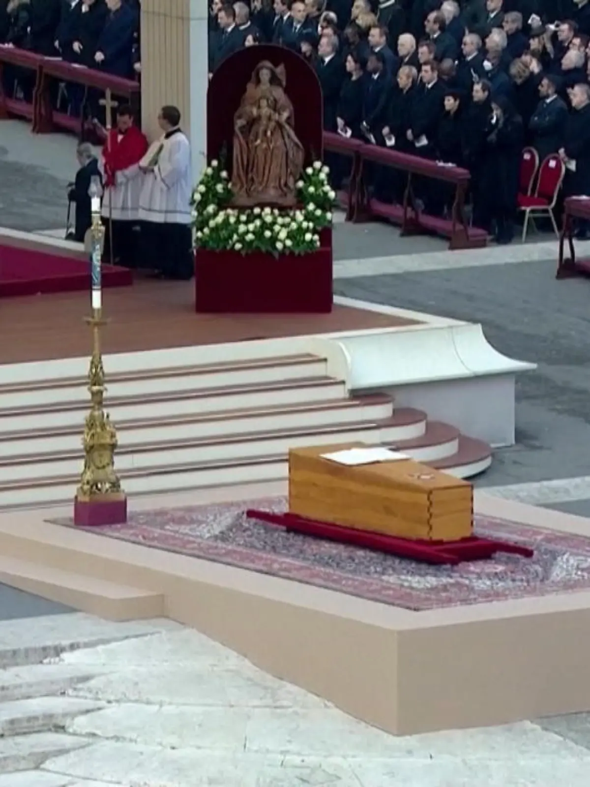 Bild zu: "Papst Benedikt beerdigt"