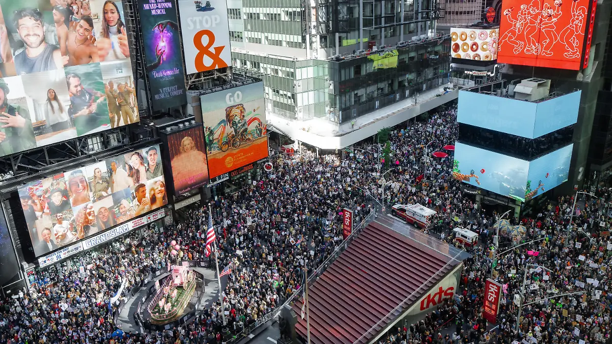 Tausende von Demonstranten am Times Square