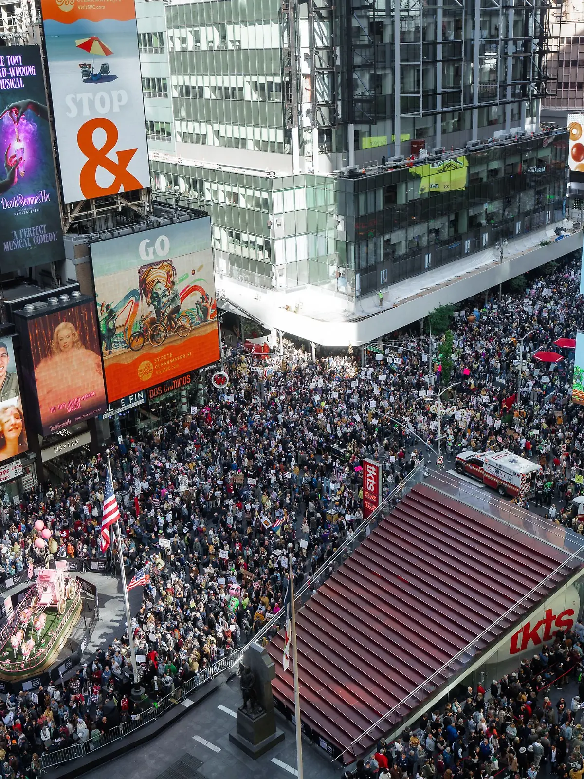 Tausende von Demonstranten am Times Square