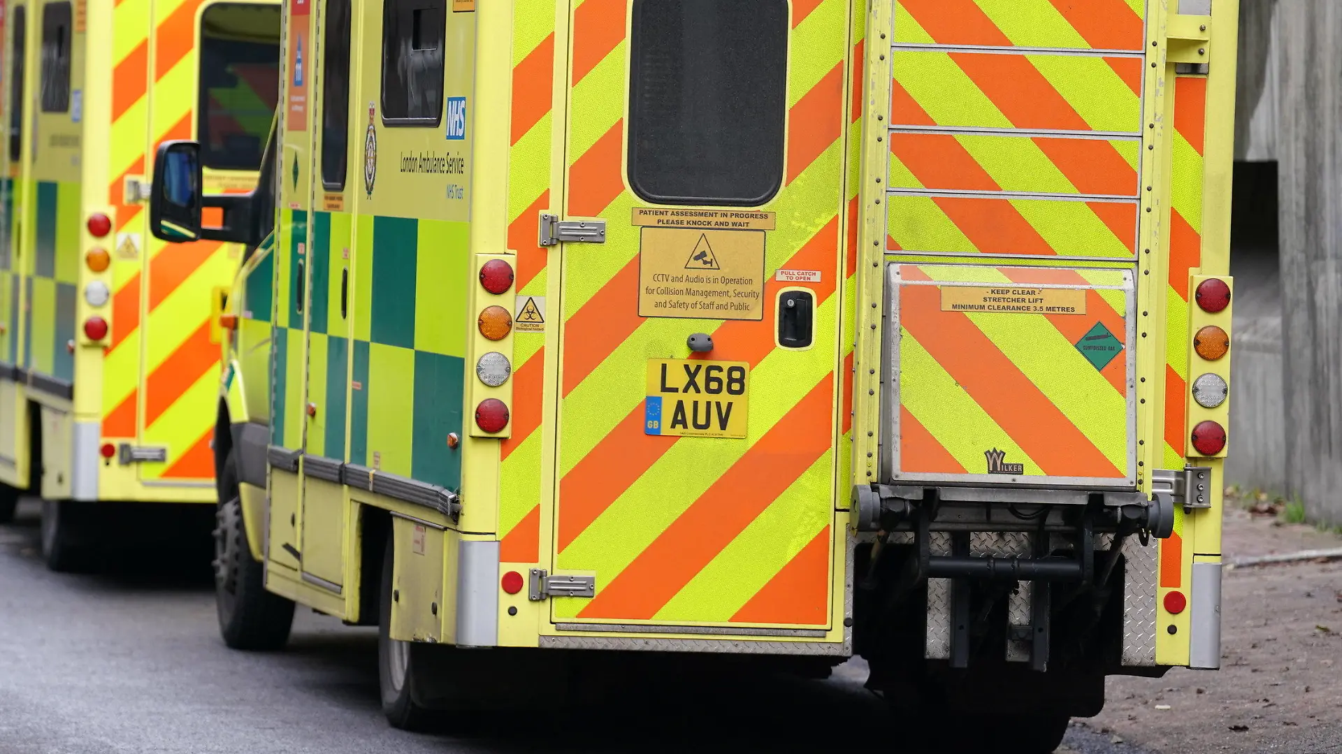 21.12.2022, Großbritannien, London: Krankenwagen parken vor der Waterloo Ambulanzstation. Insgesamt legten in England und Wales etwa 25 000 Mitarbeiter von Rettungswagen die Arbeit nieder. Sie fordern höhere Löhne und bessere Arbeitsbedingungen. Foto: Kirsty O'connor/PA Wire/dpa +++ dpa-Bildfunk +++