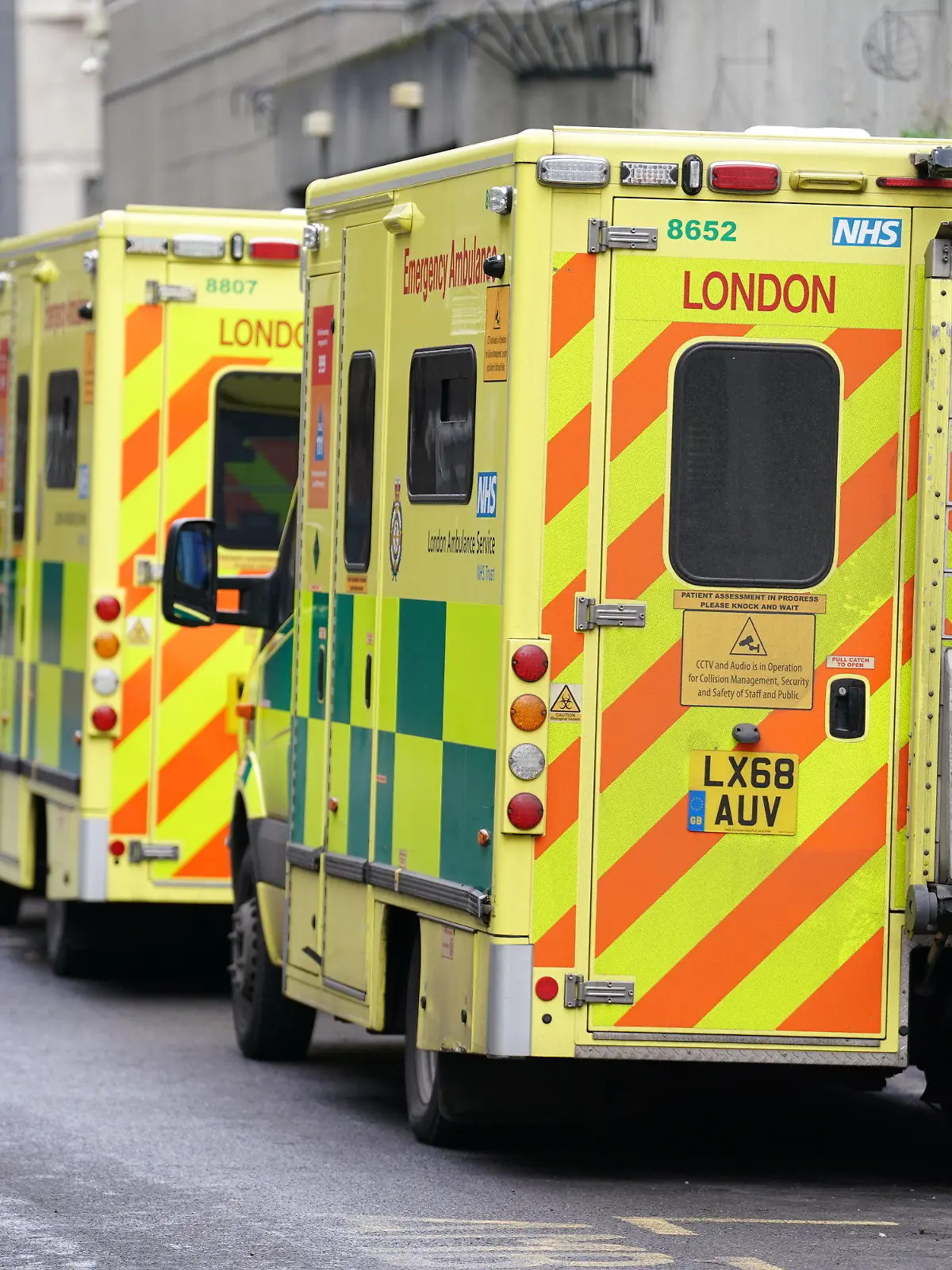 21.12.2022, Großbritannien, London: Krankenwagen parken vor der Waterloo Ambulanzstation. Insgesamt legten in England und Wales etwa 25 000 Mitarbeiter von Rettungswagen die Arbeit nieder. Sie fordern höhere Löhne und bessere Arbeitsbedingungen. Foto: Kirsty O'connor/PA Wire/dpa +++ dpa-Bildfunk +++