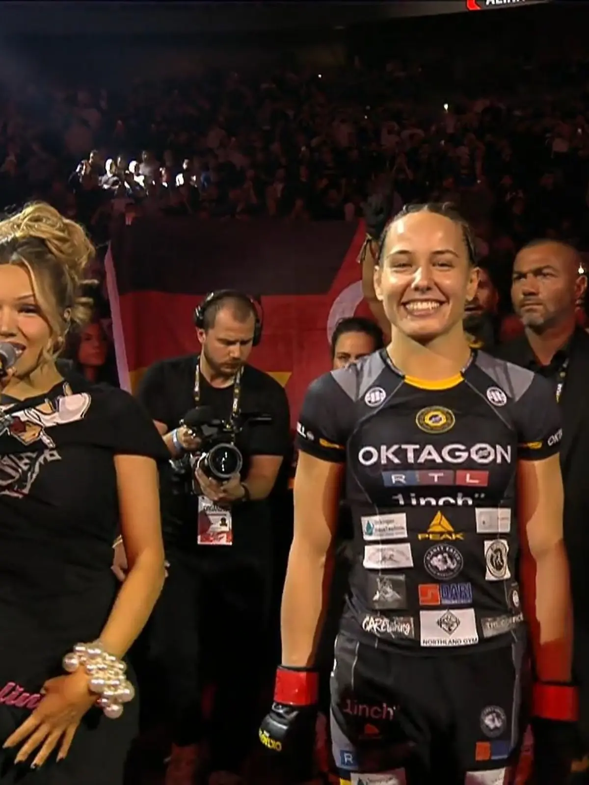 Bild zu: "Shirin David begleitet MMA-Kämpferin in den Käfig"