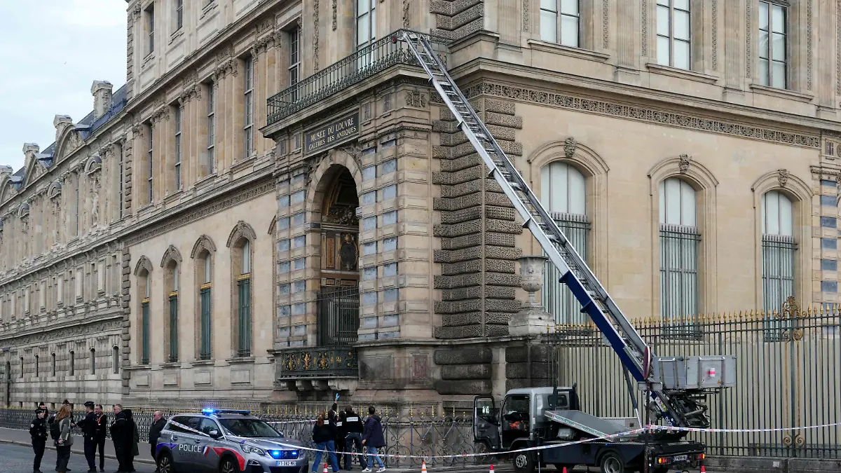 Polizisten stehen neben einem Möbelaufzug, mit dem Einbrecher in das Louvre-Museum am Quai Francois Mitterrand eingedrungen sind