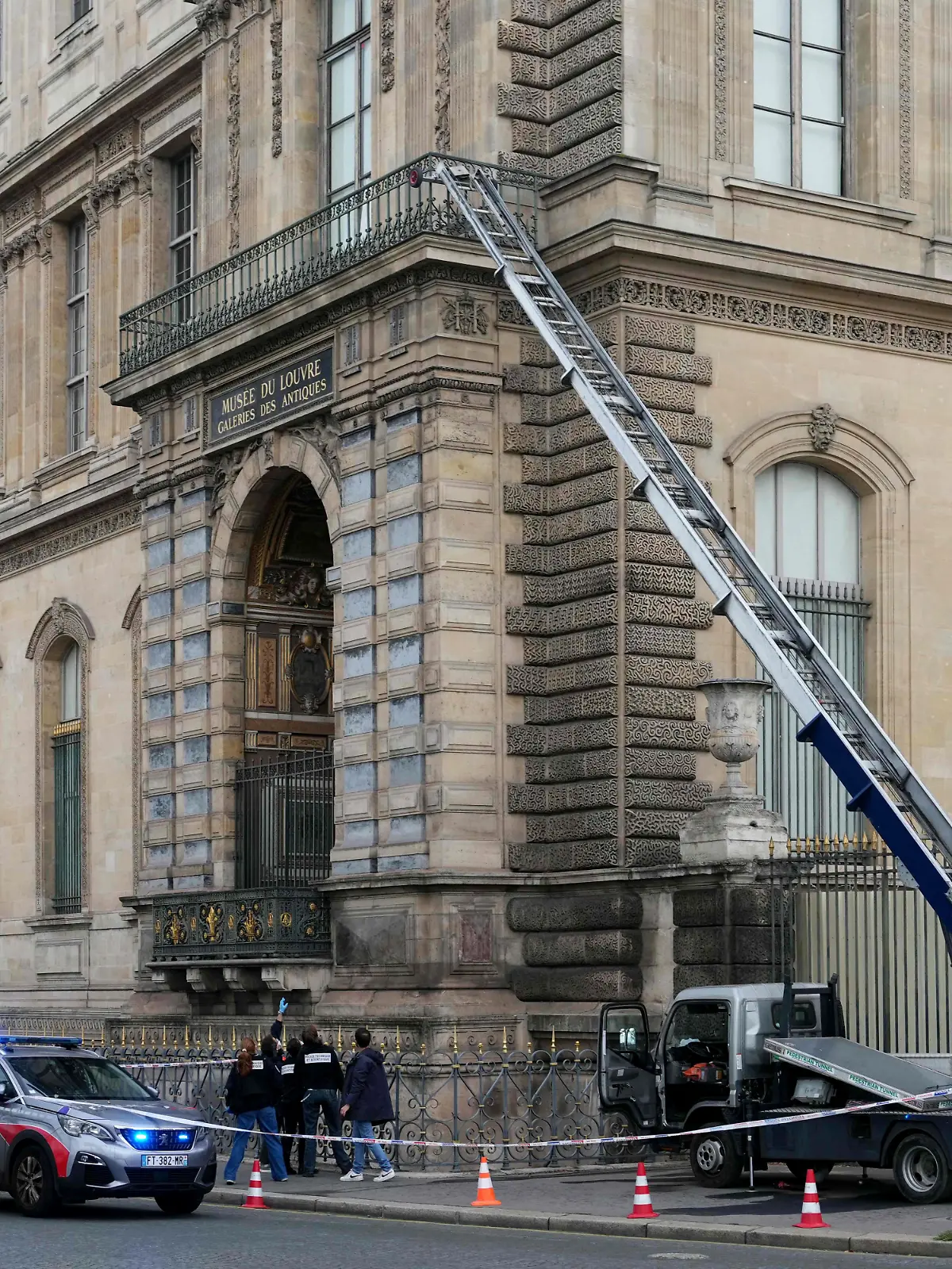 Polizisten stehen neben einem Möbelaufzug, mit dem Einbrecher in das Louvre-Museum am Quai Francois Mitterrand eingedrungen sind