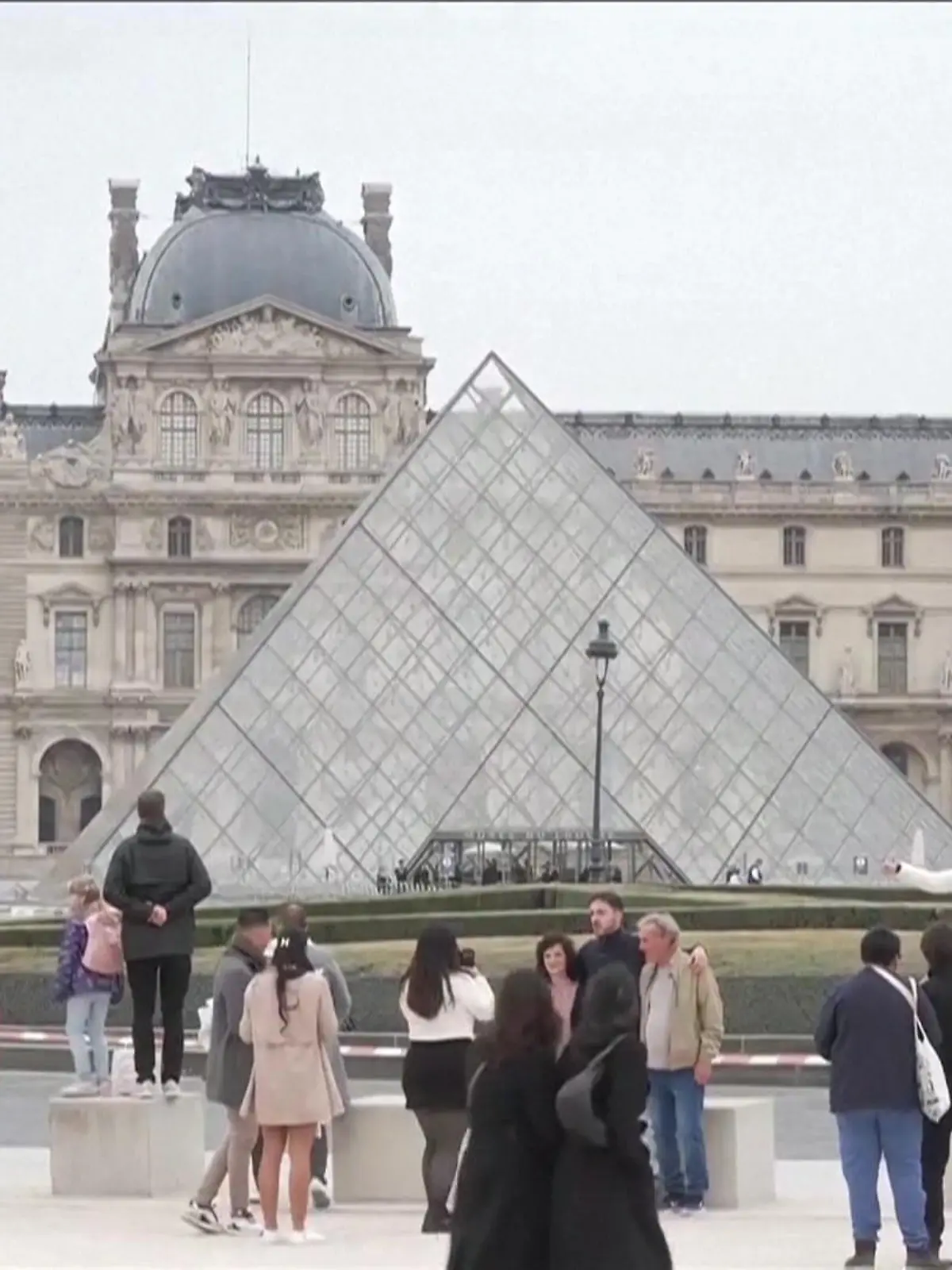 Bild zu: "Raubüberfall auf Louvre in Paris – Täter sind auf der Flucht"
