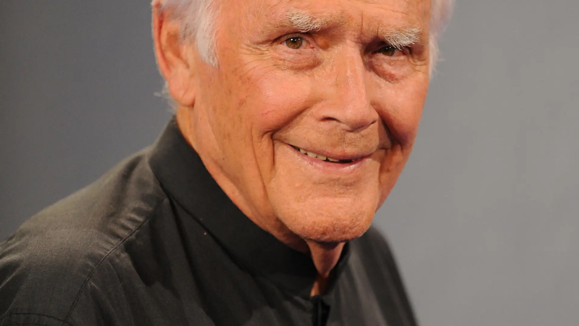 Der Schauspieler und Moderator Joachim Fuchsberger zu Gast in der WDR-Show "Zimmer frei!" am 18.08.2008 in Köln. «Blacky» Fuchsberger starb am 11.09.2014 im Alter von 87 Jahren in seinem Haus in Grünwald bei München. Foto: Jörg Carstensen dpa +++(c) dpa - Bildfunk+++