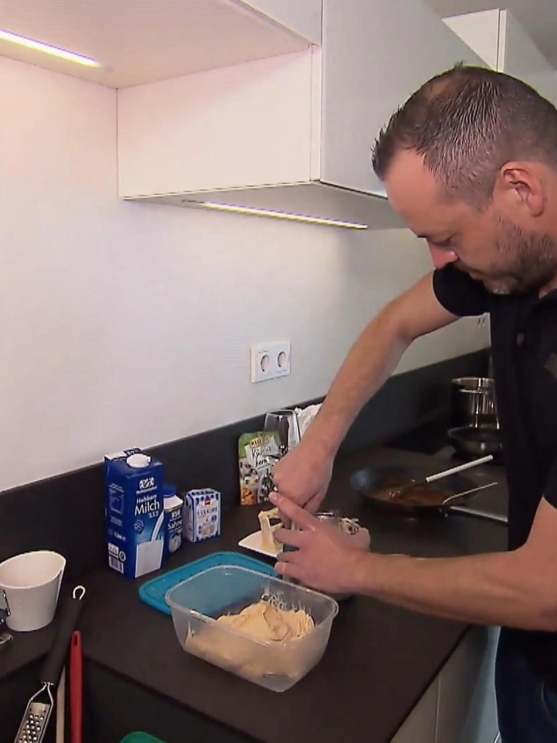 Bild zu: "Thomas will das perfekte Dinner mit Salzkaramell gewinnen"