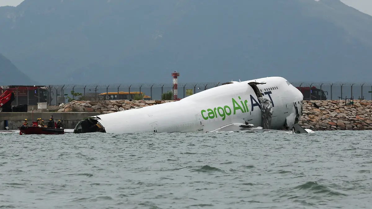 Am Flughafen Hongkong ist eine Boeing 747 über die Landebahn hinaus gerollt ins Meer.