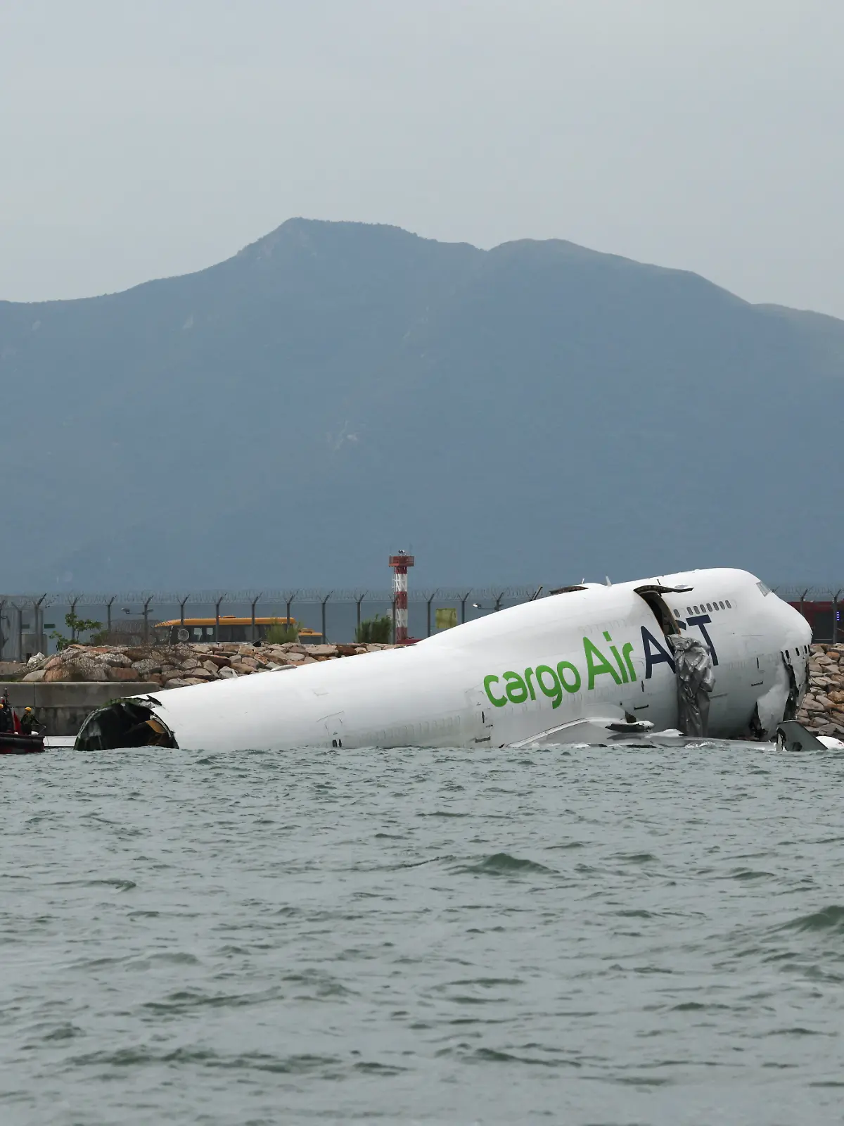 Am Flughafen Hongkong ist eine Boeing 747 über die Landebahn hinaus gerollt ins Meer.