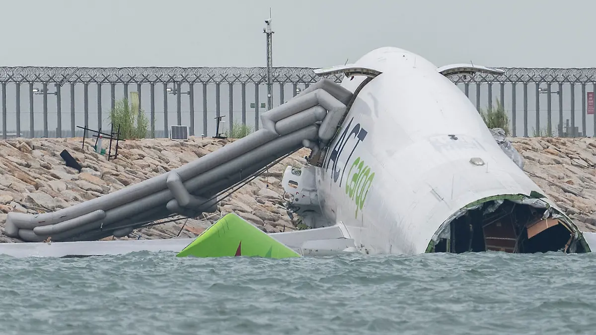 Das Frachtflugzeug ist halb versunken und in der Mitte zerrissen.