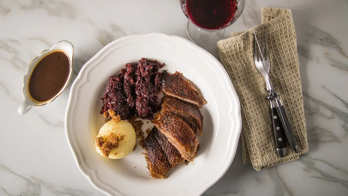 Braten mit Rotkohl und Klößen gehören im Herbst und Winter einfach dazu!