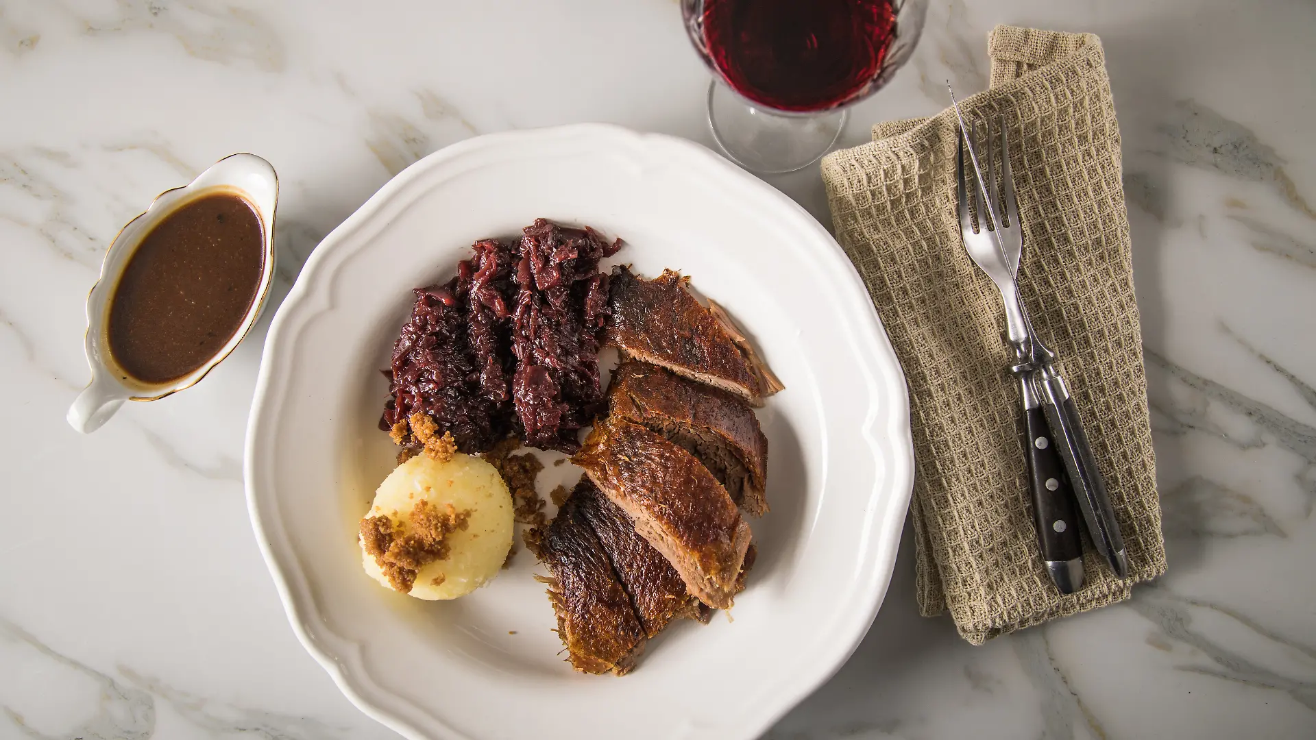 Braten mit Rotkohl und Klößen gehören im Herbst und Winter einfach dazu!